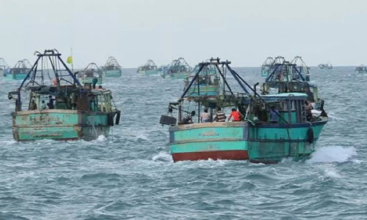 தமிழக மீனவர்கள் மீது இலங்கை கடற்படை துப்பாக்கிச் சூடு/firing on tamil nadu fishermen 13 were arrested