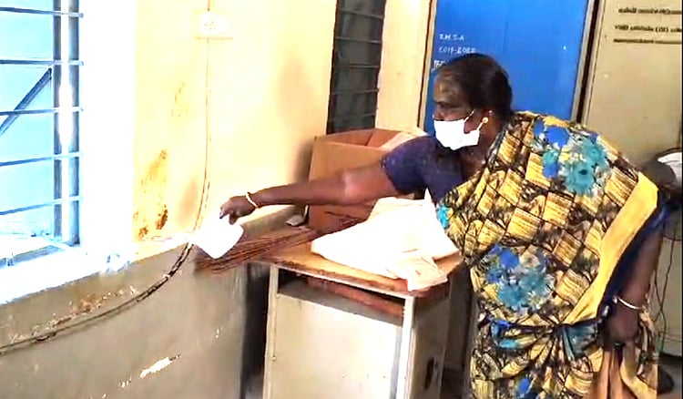 அரசுப் பள்ளி வகுப்பறைக்குள் மனிதக் கழிவை வீசிச் சென்ற மர்ம நபர்கள் - Mysterious persons who threw human waste inside the govt school classroom