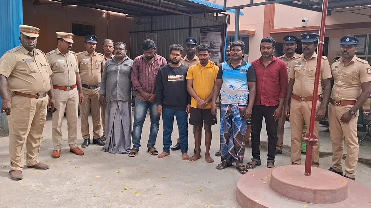 திருச்சி: நிற்காமல் சென்ற காரை துரத்திப் பிடித்த போலீசார் - மூட்டை மூட்டையாக சிக்கிய குட்கா! / 7 arrested in Trichy for smuggling gutka