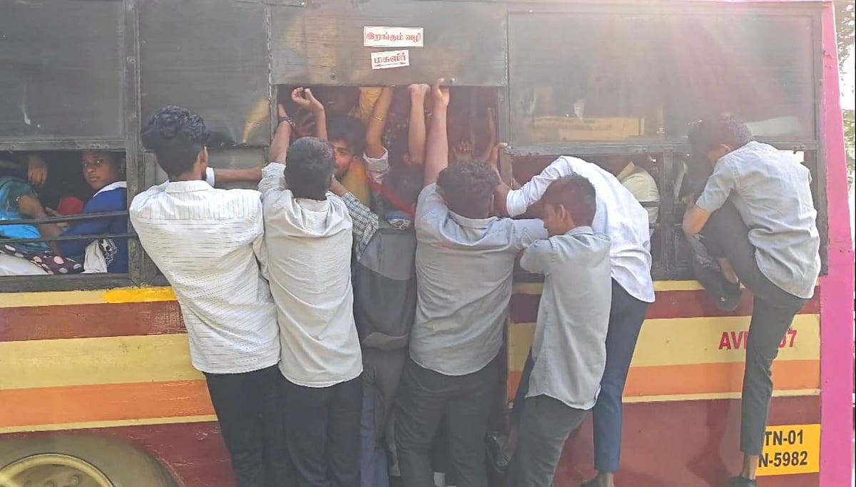 ஆவடி | ஆபத்தை உணராமல் பள்ளி கல்லூரி மாணவர்கள் பேருந்தில் சாகச பயணம்  Avadi | School and college students go on a bus adventure 