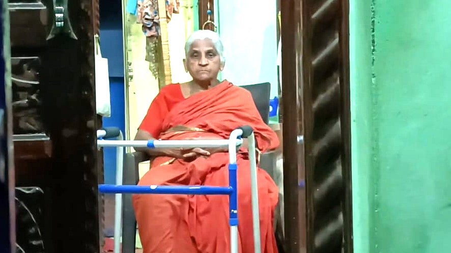 வீட்டில் தனியாக இருந்த மூதாட்டியிடம் 13 சவரன் நகைகளை திருடிச் சென்ற மர்ம நபர் A mysterious person stole 13 savaran of jewelery from an old lady