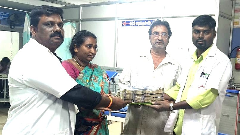 சேலம்  டாஸ்மாக் ஊழியர்கள் - ரூ. 5,62,000 பணத்தை ஒப்படைத்த ஆம்புலன்ஸ் ஊழியர்கள் Salem | the ambulance staff who handed over the Rs.5,62,000 tmoney