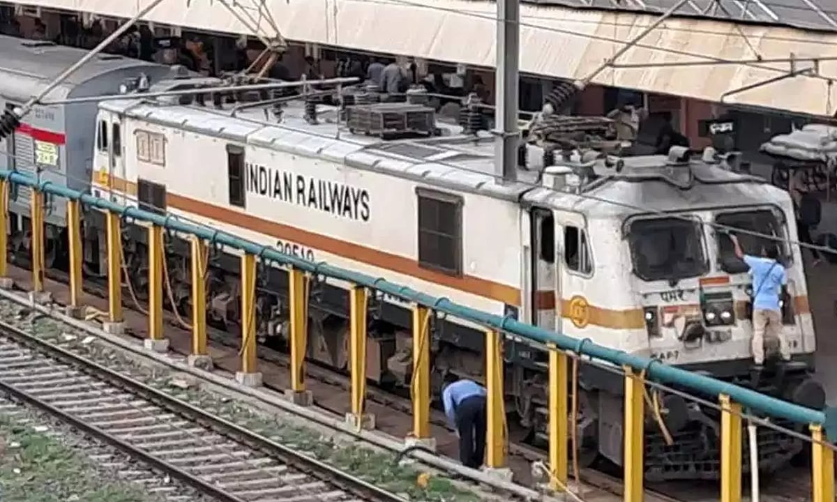 ரயில்வேயில் 2 ஆயிரத்திற்கும் மேற்பட்ட காலிபணியிடங்கள் /you can apply for 2694 vacant positions in southern railways