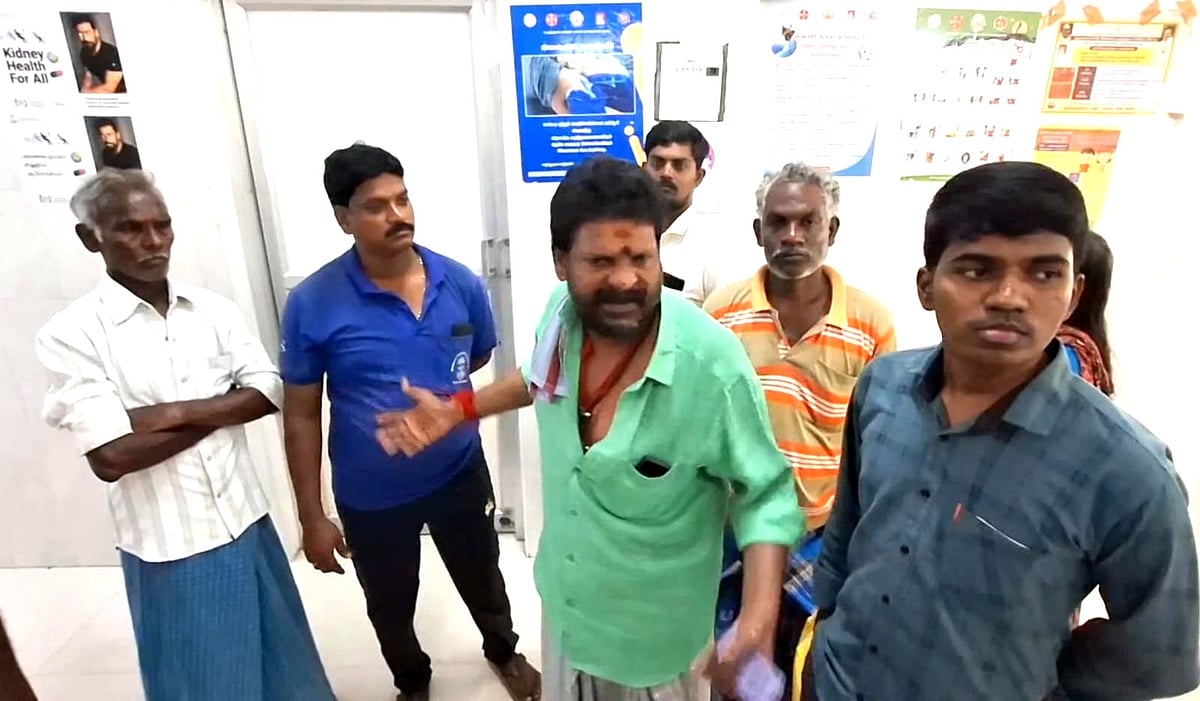 எவ்வளவு நேரம் காத்திருப்பது காலில் காயத்துடன் கஞ்சா கருப்பு மருத்துவமனை ஊழியர்களுடன் வாக்குவாதம் Actor kanja karuppu argument with  hospital staff