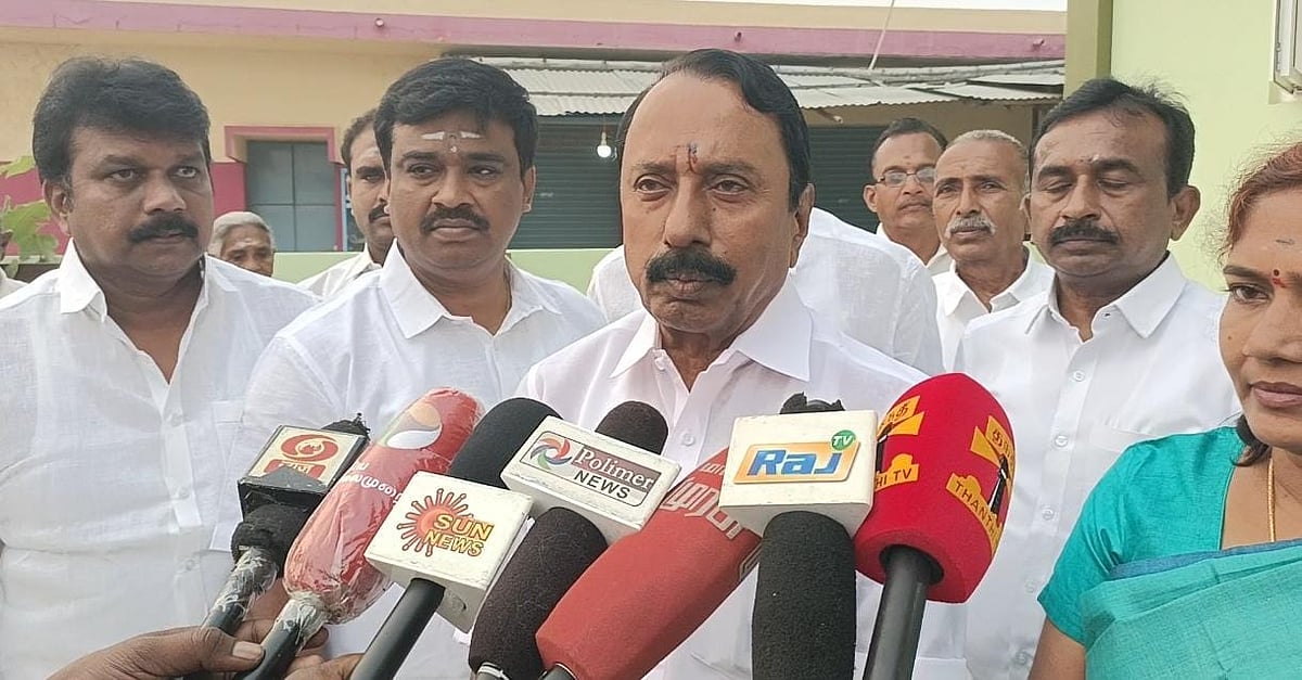 செங்கோட்டையன் வீட்டின் முன்பு குவிந்த தொண்டர்கள்  Volunteers gathered in front of former minister Sengottaiyan's house