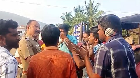 வாக்குவாதத்தில் விவசாயிகள்