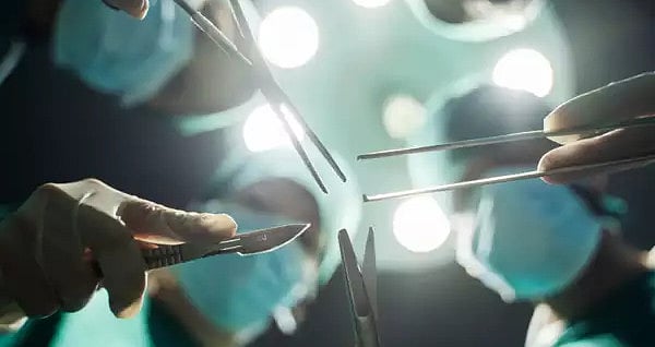 5 வயதில் விழுங்கிய பேனா மூடி 21 ஆண்டுகளுக்கு பிறகு வெளியேற்றிய மருத்துவர்கள் /doctors remove pen cap stuck in mans lungs for 21 years 