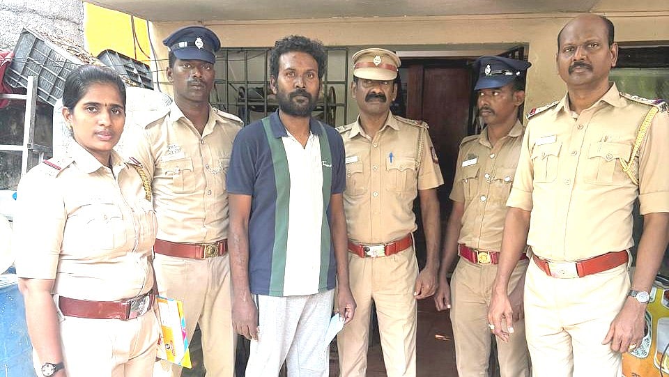 திருட்டு வழக்கில் கைது செய்யப்பட்டுள்ள ஞானசேகரனிடம் இருந்து 100 சவரன் தங்க நகைகள் மீட்பு 100 Sawaran gold jewelery recovered from Gnanasekaran