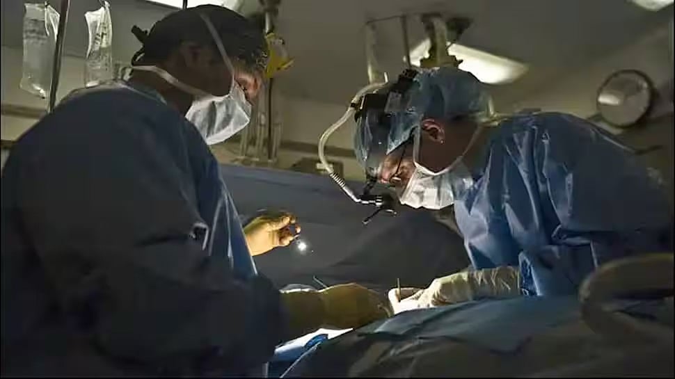 மகப்பேறு அறுவை சிகிச்சை.. வயிற்றில் வைத்து தைக்கப்பட்ட surgical mop.. கவனக்குறைவால் விபரீதம் / Surgical mop left in woman’s stomach during C-Section