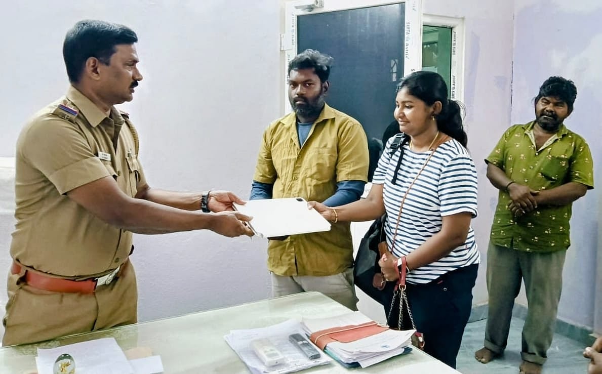 சென்னை | ஆட்டோவில் தவறவிட்ட ஐபேட் மற்றும் சான்றிதழை உரியவரிடம் ஒப்படைத்த ஆட்டோ ஓட்டுநர் Chennai | The police inspector praised the auto driver