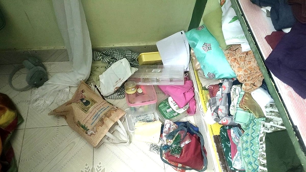 விருத்தாசலம் | வீட்டின் கதவை உடைத்து 30 சவரன் நகைகள், 1 கிலோ வெள்ளி கொள்ளை Vridthachalam | 30 sawaran of jewel and 1 kg of silver were stolen