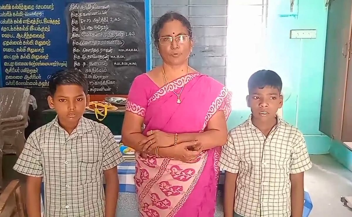 சாலையில் கிடந்த செல்போனை காவல் நிலையத்தில் ஒப்படைத்த அரசுப் பள்ளி மாணவர்கள் Govt school students who handed over the cell phone to the police station