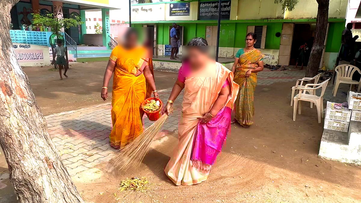 திருச்செந்தூர் | தூய்மைப் பணியாளர்கள் வராததால் பள்ளி வளாகத்தை கூட்டிப் பெருக்கிய ஆசிரியர்கள் Tiruchendur | The teachers who cleaned the school campus