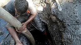 மனிதக் கழிவுகளை மனிதர்களே அள்ளும் அவலம்