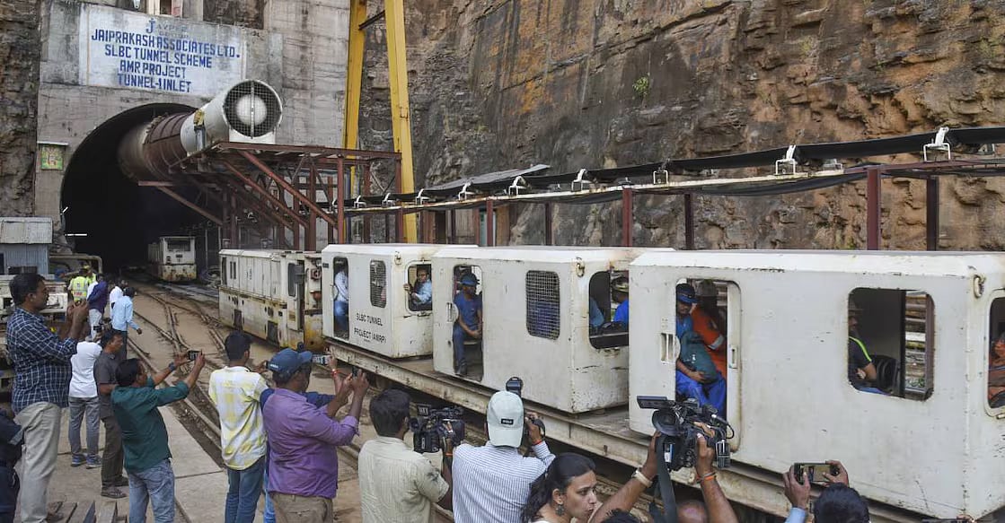 தெலங்கானா நிலச்சரிவில் சிக்கிய 8 பேர் பலி /eight workers are still trapped inside the tunnel in nagarkurnool