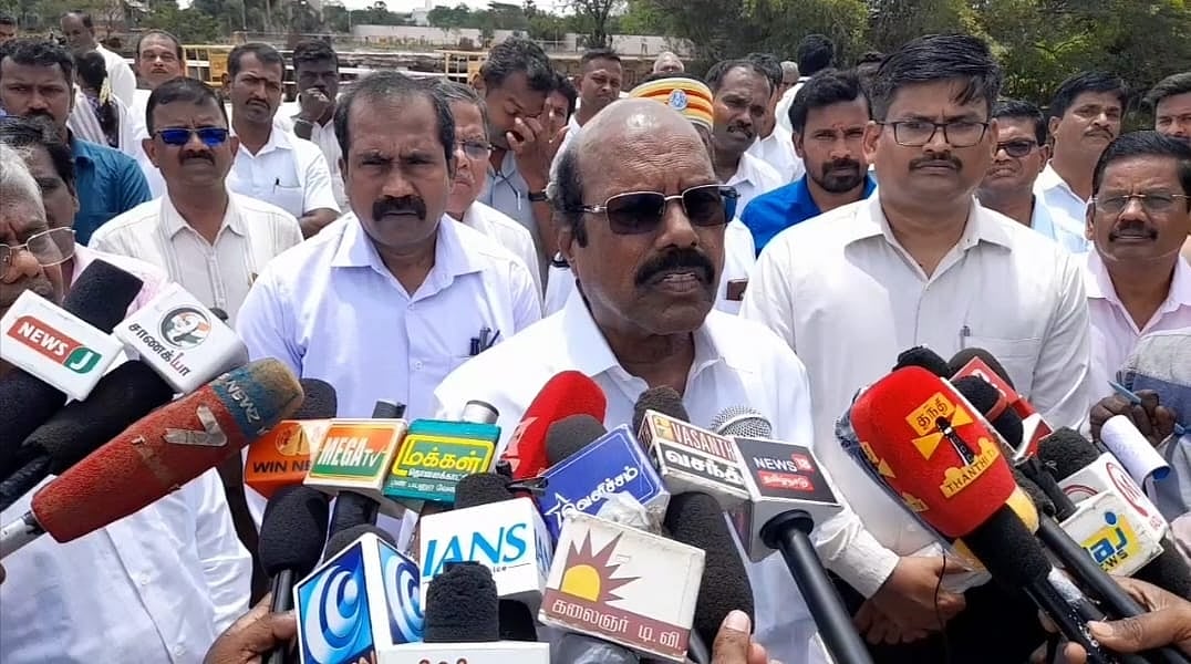 காலாவதியான சுங்கச் சாவடிகளை அகற்றாமல் இருப்பது ஏன்? அமைச்சர் அமைச்சர் எ.வ.வேலு கேள்வி Why not remove obsolete toll booths? Minister AV Velu's question