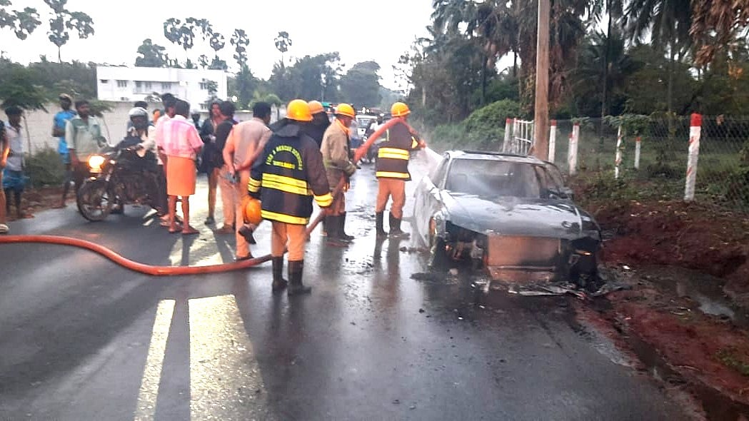 தென்காசி | குற்றாலத்திற்கு சுற்றுலா வந்த போது திடீரென தீப்பற்றி எரிந்த ஆடி கார் Tenkasi | Audi car caught fire suddenly