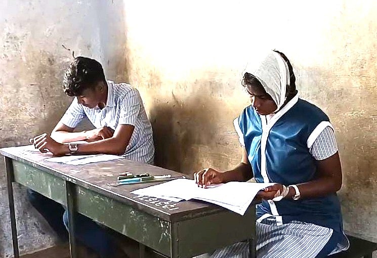 நாமக்கல் | தலையில் காயமடைந்த நிலையில், ஆர்வமுடன் தேர்வெழுத வந்த +2 மாணவி Namakkal | A +2 girl student came to take the exam with a head injury