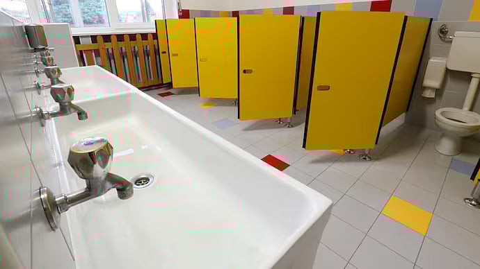 பிரிட்டனில்  பள்ளி நிர்வாகம் போட்ட உத்தரவு /School administration orders students to return to classroom quickly after going to the bathroom