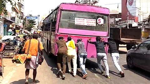 பேருந்தை தள்ளிச் சென்ற பயணிகள்