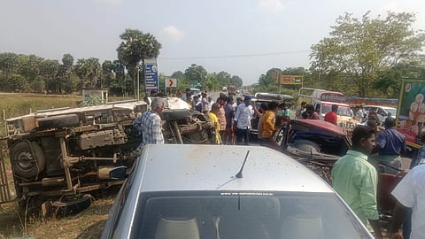 அடுத்தடுத்து மோதிக் கொண்ட வாகனங்கள்