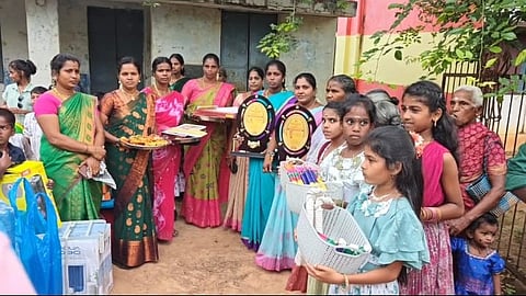 கல்விச் சீர்வரிசை கொண்டு வந்த கிராம மக்கள்