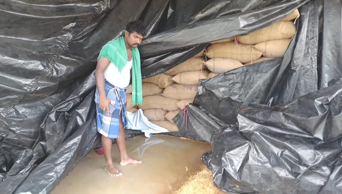 கடலூர் | அரசு நெல் கொள்முதல் நிலையத்தில் தேங்கிய மழைநீர் 