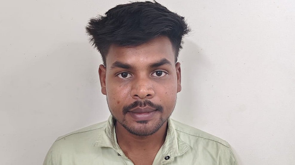 மளிகை கடைக்காரர் மனைவியின் வங்கிக் கணக்கில் இருந்து 24 லட்சம் மோசடி - 