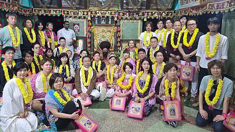 ஜப்பான் நாட்டு பக்தர்கள்