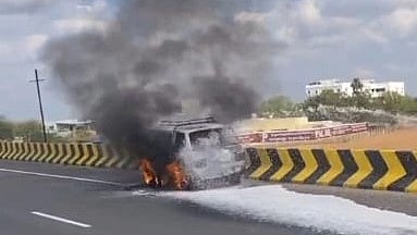 கரூர் | திடீரென தீப்பிடித்து எரிந்த ஆம்னி வேன்