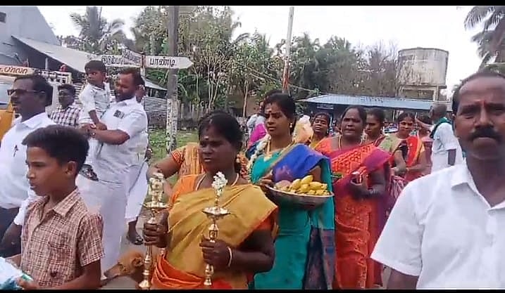 திருவாரூர் | அரசுப் பள்ளிக்கு கல்விச் சீர் கொண்டு வந்த கிராம மக்கள்