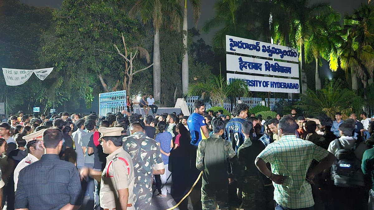 ஹைதராபாத் | பல்கலை நிலத்திற்கு அருகில் புல்டோசர்கள் வருகை.. வெடித்த போராட்டம்!