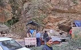 இமாச்சல பிரதேசத்தில் திடீர் நிலச்சரிவு.. வேரோடு சாய்ந்த மரங்கள்; பரிதாபமாக உயிரிழந்த 6 பேர்!