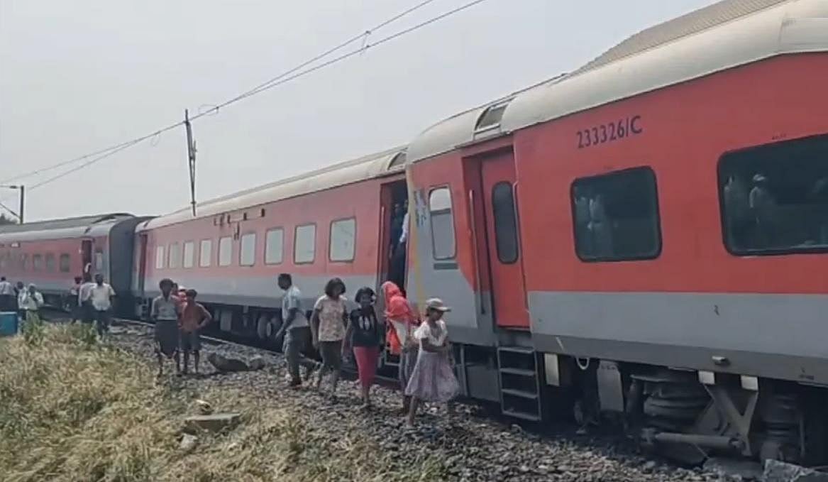 ஒடிசா| தடம் புரண்ட 11 ரயில் பெட்டிகள்.. பரிதாபமாக உயிரிழந்த நபர்!