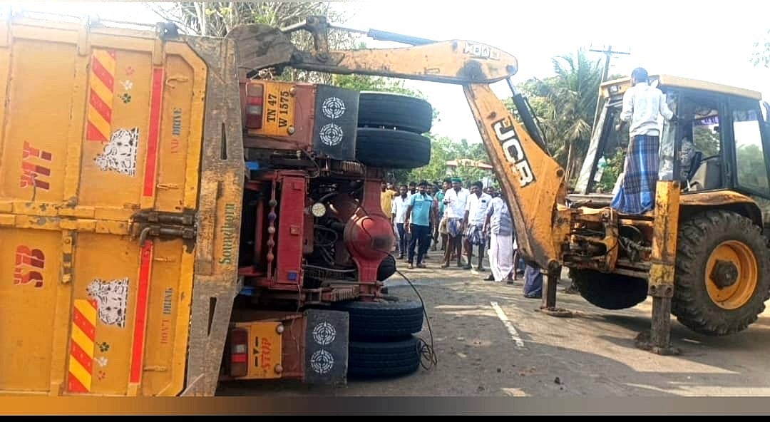 திருவாரூர் | சாலையில் கவிழ்ந்த லாரி - மூன்று பேர் பலி