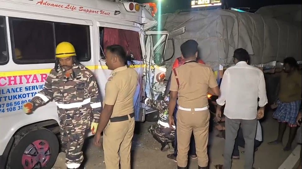 திருப்பூர் நின்றிருந்த லாரி மீது ஆம்புலன்ஸ் மோதிய விபத்து –இருவர் பலி