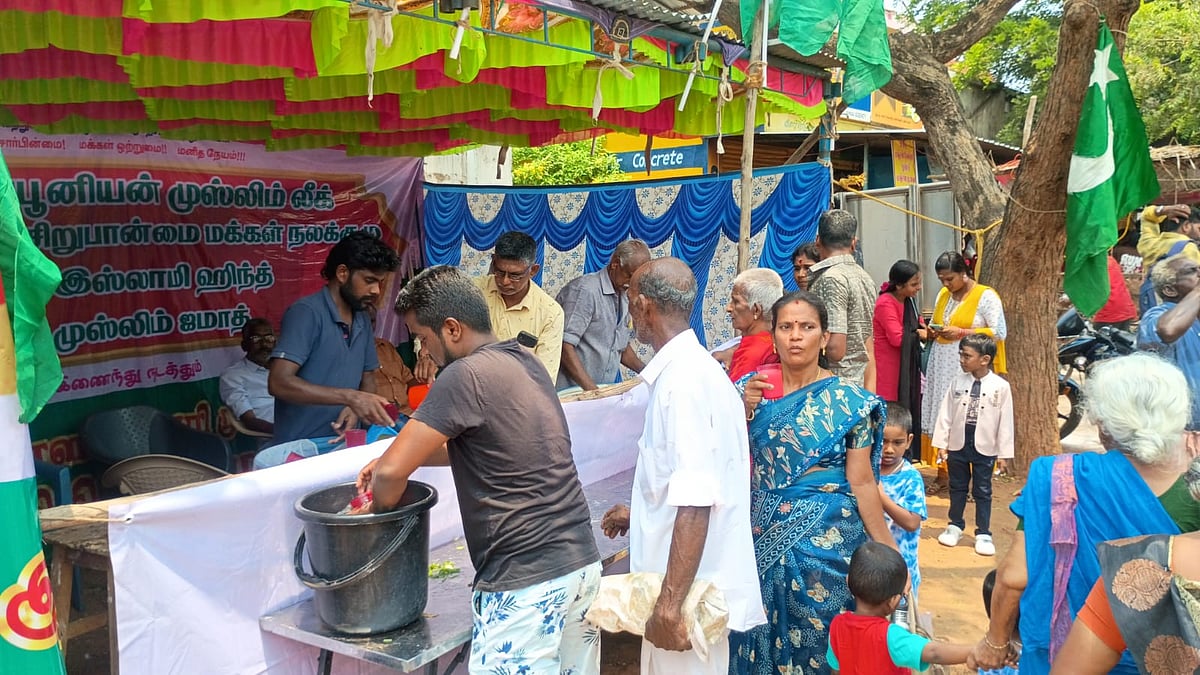 தஞ்சை |பால் காவடி எடுத்து வரும் பக்தர்களின் தாகம் தீர்த்த இஸ்லாமியர்