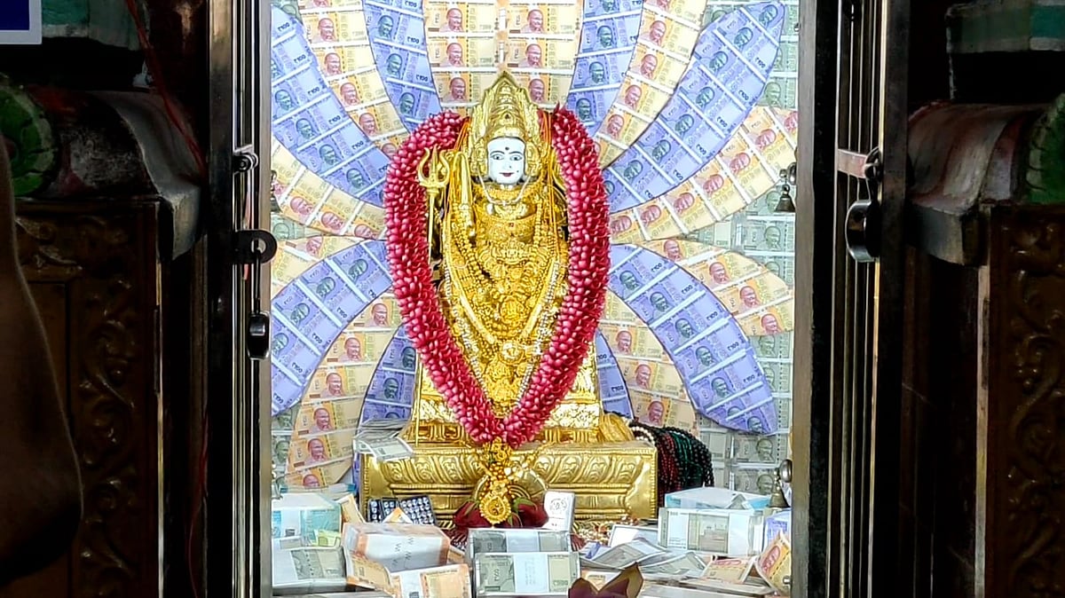 முத்து மாரியம்மனுக்கு 4 கோடி ரூபாய் நோட்டுகளால் தன அலங்காரம் 