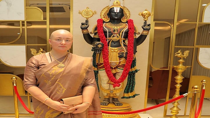 தீ விபத்தில் சிக்கிய மகன்.. திருப்பதியில் முடி காணிக்கை செய்த பவன் கல்யாண் மனைவி!