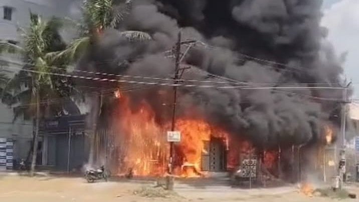திண்டுக்கல் மின்கசிவு காரணமாக திடீரென தீப்பற்றி எரிந்த பேக்கரி