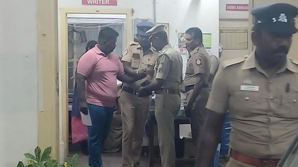 மூதாட்டியை தாக்கி 5 பவுன் தாலிக்கொடியை பறித்துச் சென்ற இருவர் கைது