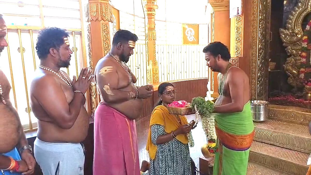 சேலம் | முத்துமலை முருகன் கோயிலில் நடிகர் ரோபோ சங்கர் சாமி தரிசனம்