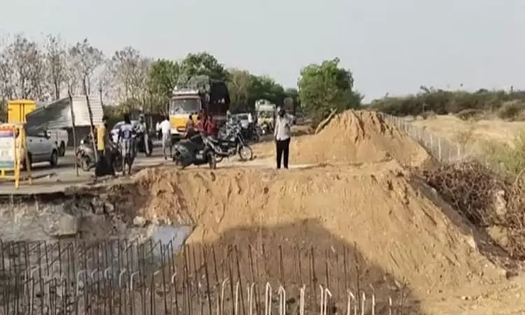 சாலை பணியின்போது நேர்ந்த அலட்சியம்... பெற்றோர் உயிரிழந்தநிலையில்,நிற்கதியாய் விடப்பட்ட சிறுமி!