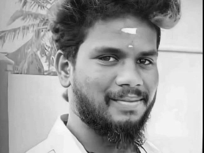 இருசக்கர வாகனத்தின் மீது \வேன் மோதிய விபத்து - கூலித் தொழிலாளி பலி