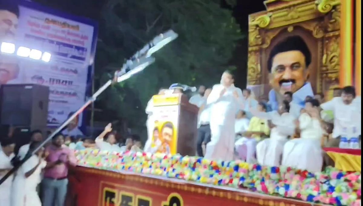 மயிலாடுதுறை |சரிந்து விழுந்த மின்விளக்கு – காயமின்றி தப்பிய ஆ.ராசா