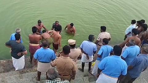 மாணவர்கள்  குளத்தில் மூழ்கி உயிரிழந்த சோகம்