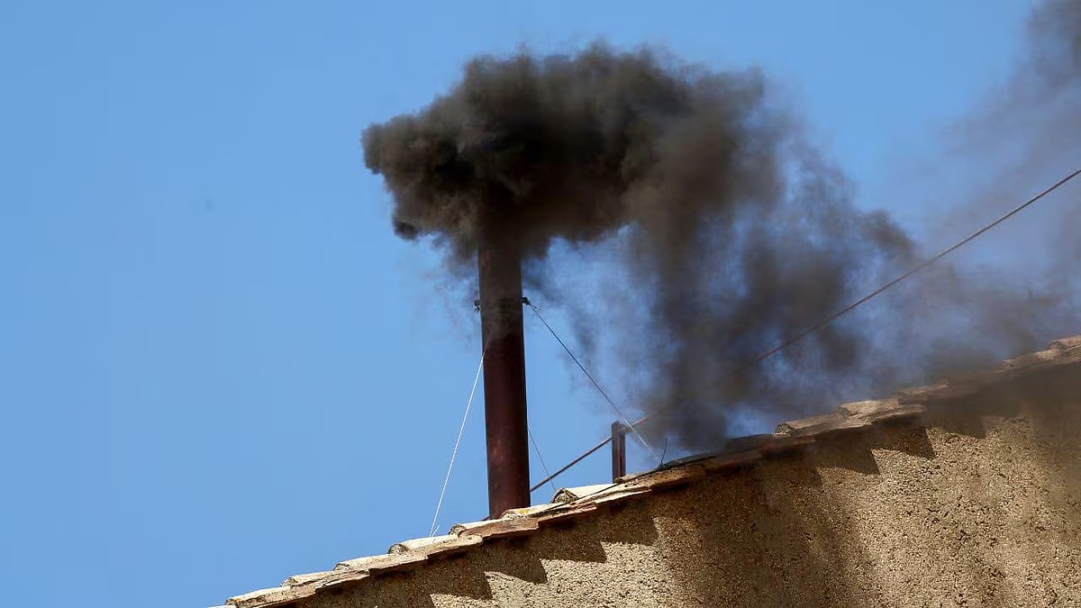 அடுத்த போப் யார்? இரண்டு முறை முடிவை எட்டாத வாக்கெடுப்பு.. இறுதியில் வெளியேறிய வெள்ளைப் புகை!