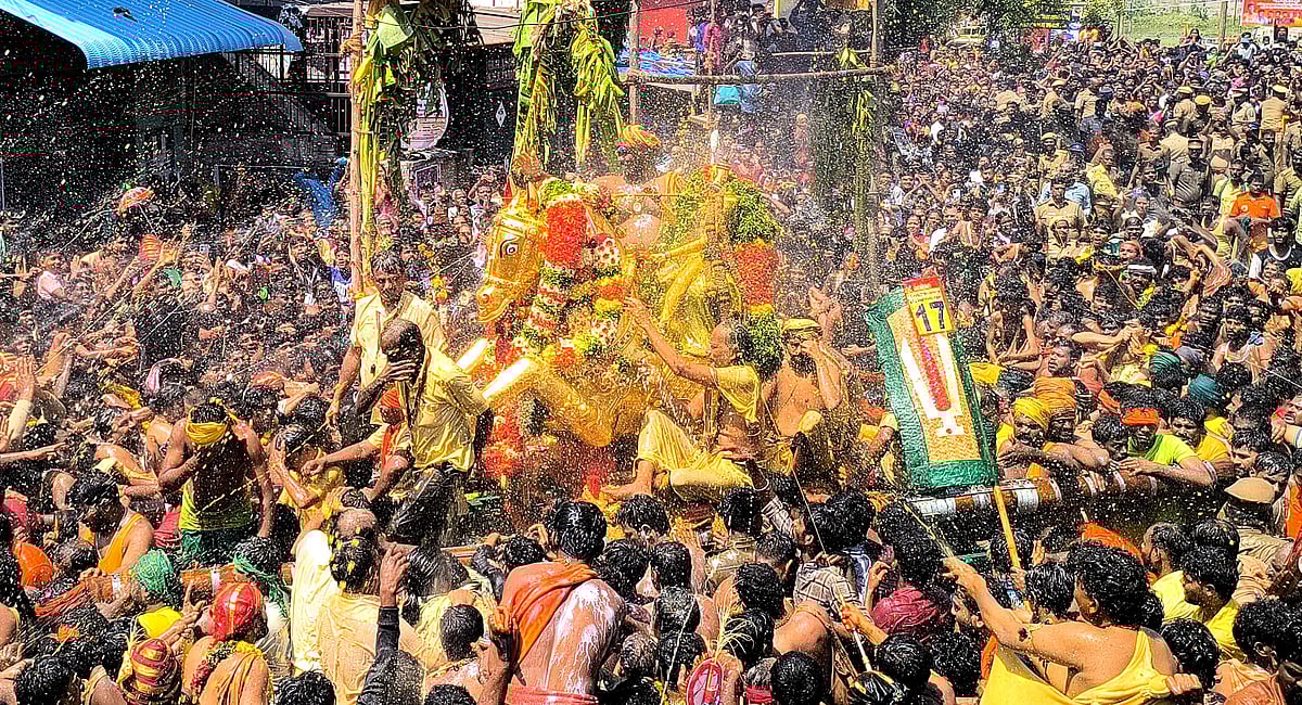 மதுரை | கள்ளழகர் மீது தண்ணீரை பீய்ச்சி அடித்து பக்தர்கள் உற்சாகம்