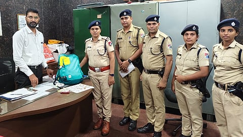 நகைகளை உரியவரிடம் ஒப்படைத்த ரயில்வே போலீசார்