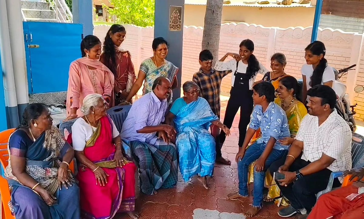 40 ஆண்டுகளுப் பிறகு ஊர் திரும்பிய மகன் -  கண்ணீர் விட்ட தாய் 